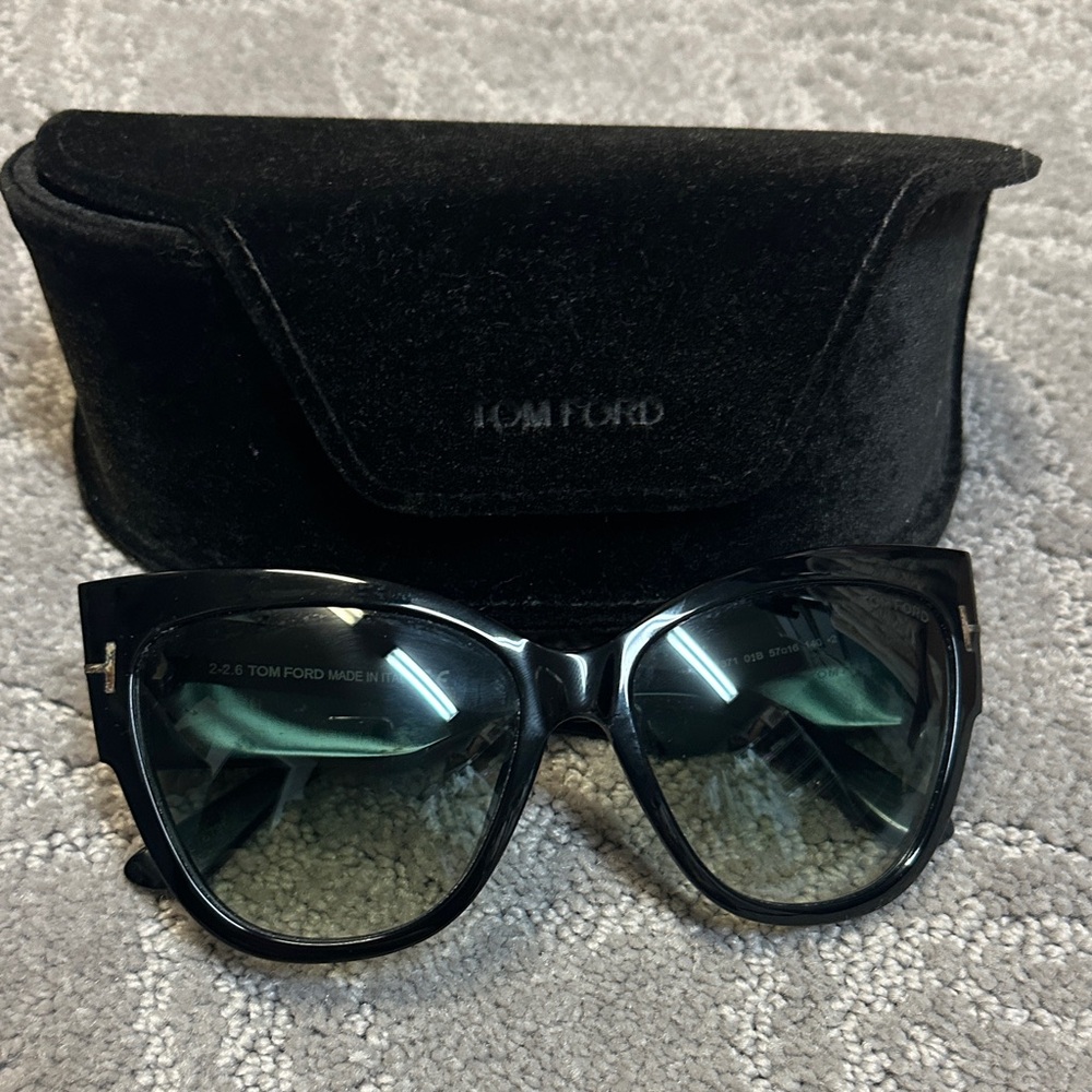 Tom Ford Anoushka Sunglasses. Black frame with green gradient lenses. TF371